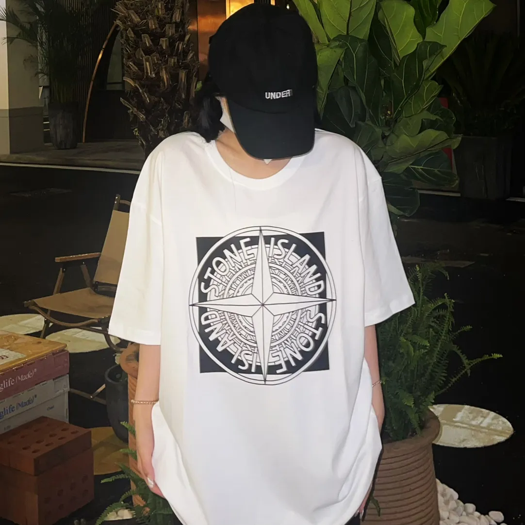 W626#P110💰 [Stone lsland/Stone Island summer new short-sleeved T-shirt with big compass print on the chest] ⚠️[Original creation with high control of details] - Made of 260 grams of combed cotton with 32-count double yarn, soft and comfortable to the touch, sweat-absorbent and breathable. - Simple, basic and versatile style, original quality, the first choice for couples. - Made in a large factory, four needles and five threads on the shoulder, neatly arranged, high quality workmanship. - Same style for men and women. Very versatile, one piece for everyone, details are clearly visible. Color: Black White Size: M L